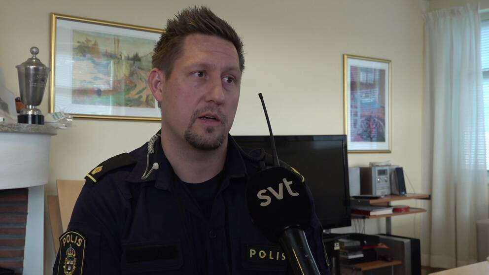 Bild på polisen Joakim Kristiansen när han står i ett rum, iklädd polisuniform, när han berättar om det ökade drogmissbruket i Värmland.