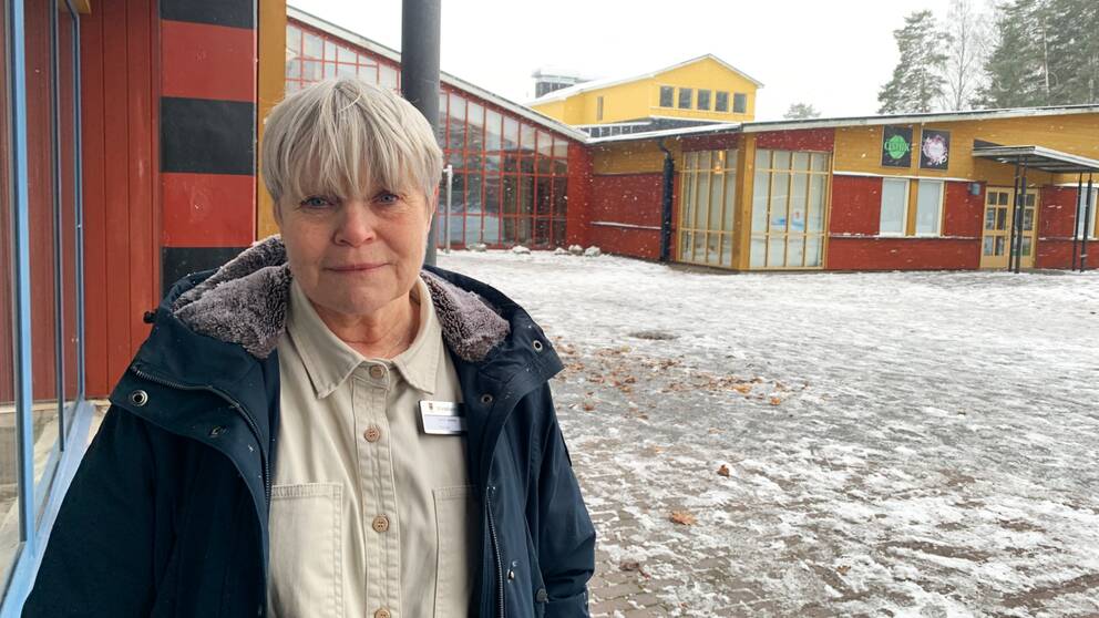 Vivallaskolan Lena Sörbö utomhos i vintirig skolgårdsmiljö