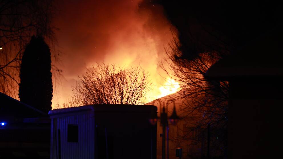En byggnad i Vallentuna, Stockholm, brinner för fullt natten mot lördag.