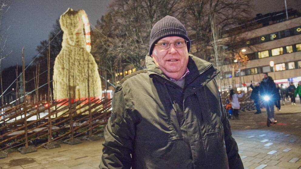 Åklagare Micael Dahlberg framför Gävlebocken på Rådhustorget.