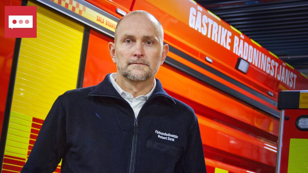Robert Strid, förbundsdirektör för Gästrike räddningstjänst framför en brandbil.