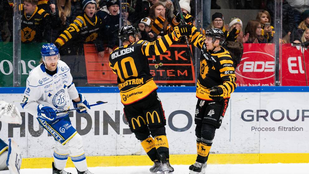 Pär Lindholm (höger) firar efter sitt 3-1-mål mot Leksand.