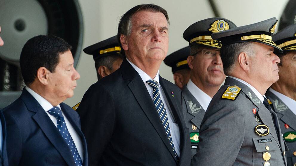 Brasiliens president Jair Bolsonaro närvarade vid en examensceremoni för kadetter vid Agulhas Negras Military Academy i Resende i delstaten Rio de Janeiro, Brasilien under lördagen. På bilden står han vid några militärmän.