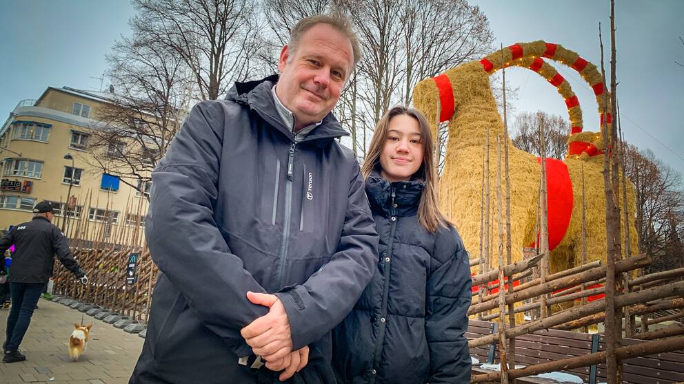 Håkan och Emma Larsson från Sollentuna framför bocken som de besöker varje första advent.