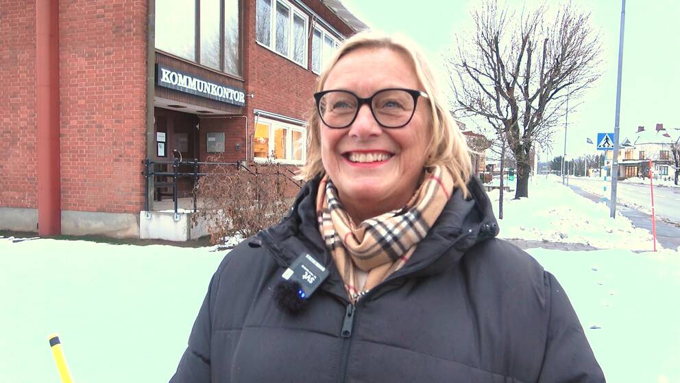Kommunalrådet Elisabet Hagström (C) framför kommunhuset i Österbymo