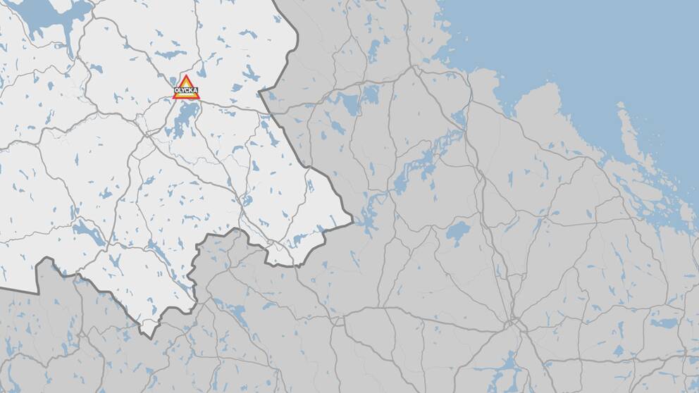 Kartbild med olyckssymbol utplacerad på platsen där lasbilen tappade däck som två personbilar körde in i.