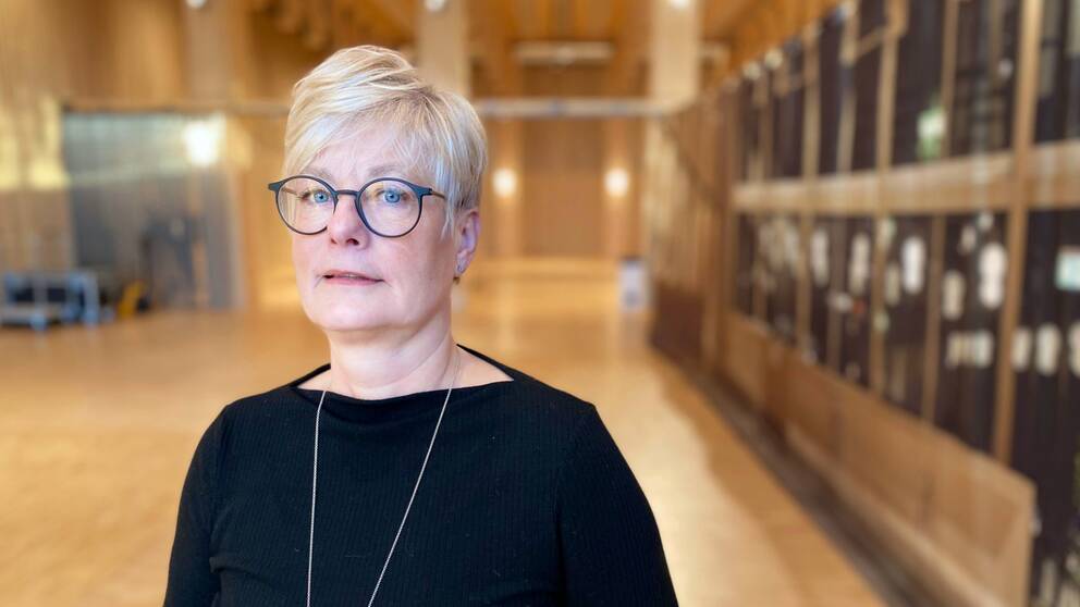 Marie Linder, en korthårig kvinna i medelåldern som är ordförande i Hyresgästföreningen, kommenterar bostadsbristen i Skellefteå medan hon intervjuas av SVT Nyheter Västerbotten inne i Sara Kulturhus.