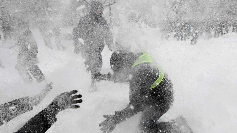 En man i Norrbotten döms för olaga hot sedan han riktat ett luftgevär mot fyra ungdomar som kastade snöbollar på hans hus. Bilden visar flera ungdomar som deltar i ett snöbollskrig. Fotot är en genrebild.