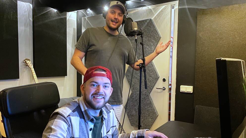 Bild på två män in keps som står vid en mikrofon. Männen kallas Elov och Beny och kommer från Örebro. De ska vara med i Melodifestivalen 2023.