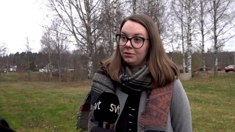 Bild på kvinna med mörkt hår och glasögon. Kvinnan heter Evelina Nilsson och är ordförande i Mallbackens IF Sunne och hoppas att EM-rally i Värmland ska ge pengar till klubben.