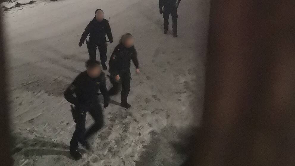 Poliser under insats på snöbeklädd mark.