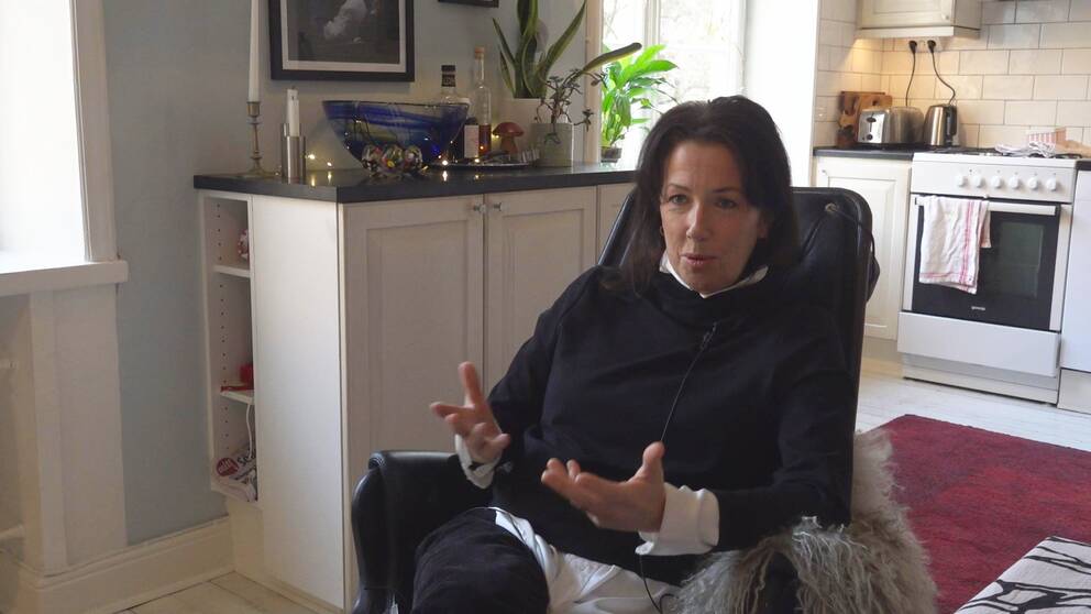 Filmskaparen Johanna Ställberg sitter i en fåtölj i hemmet och berättar om hennes tankar bakom filmen.