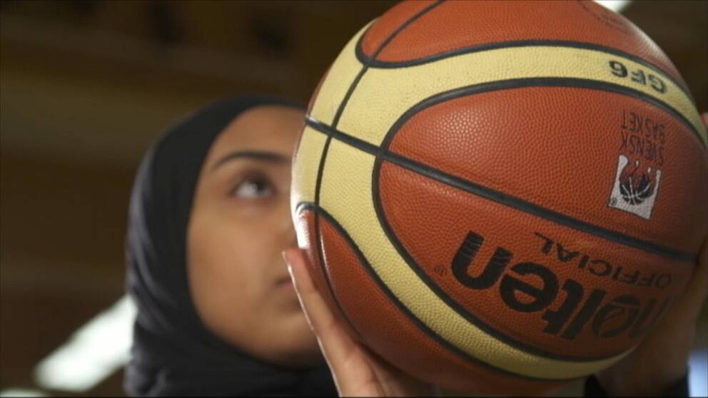 Olle Lundén på svenska basketförbundet till höger och Noha Berhan till vänster.