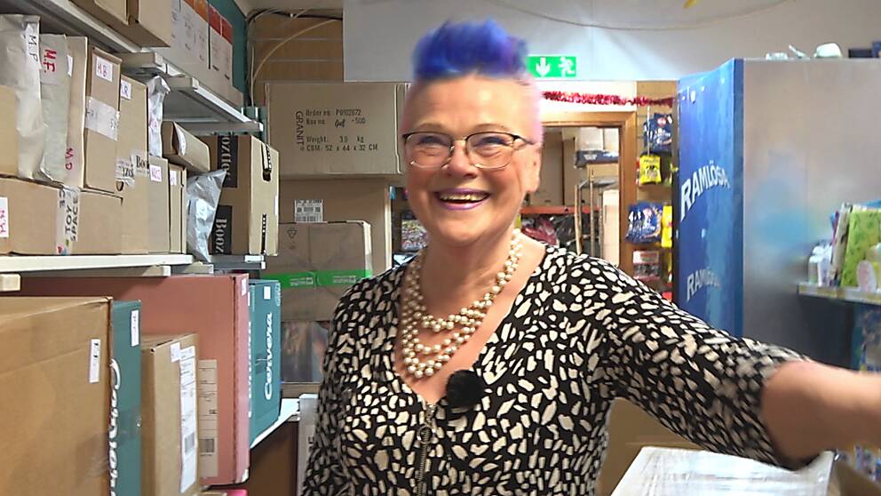 Black week och julhandeln genererar en enorm stress i den lilla jourbutiken i Luleå. Ägaren Tove Israelsson fullkomligen översköljs av paket.