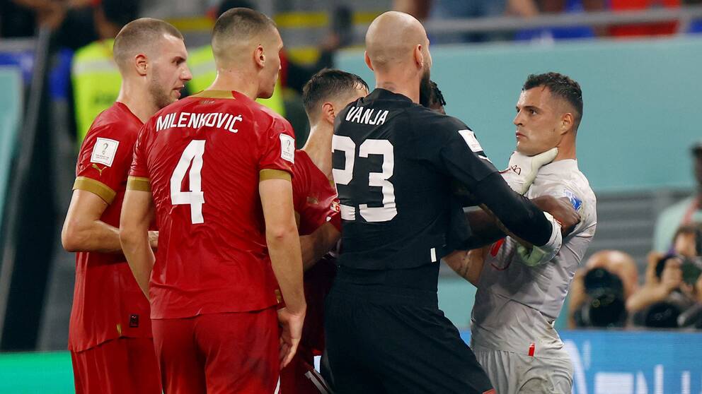 Schweiz Granit Xhaka i bråk med Serbiens Vanja Milinkovic-Savic, Nikola Milenkovic och Strahinja Pavlovic.