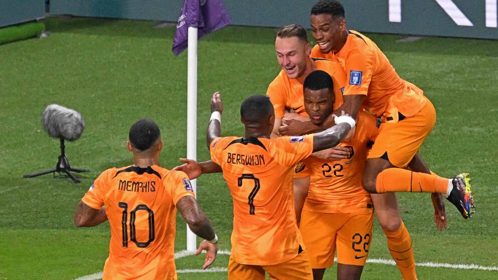 Denzel Dumfries, med nummer 22, var stor matchvinnare för Nederländerna.
