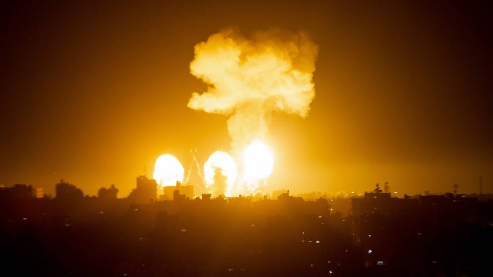 Eldmoln lyser upp natthimlen på Gazaremsan