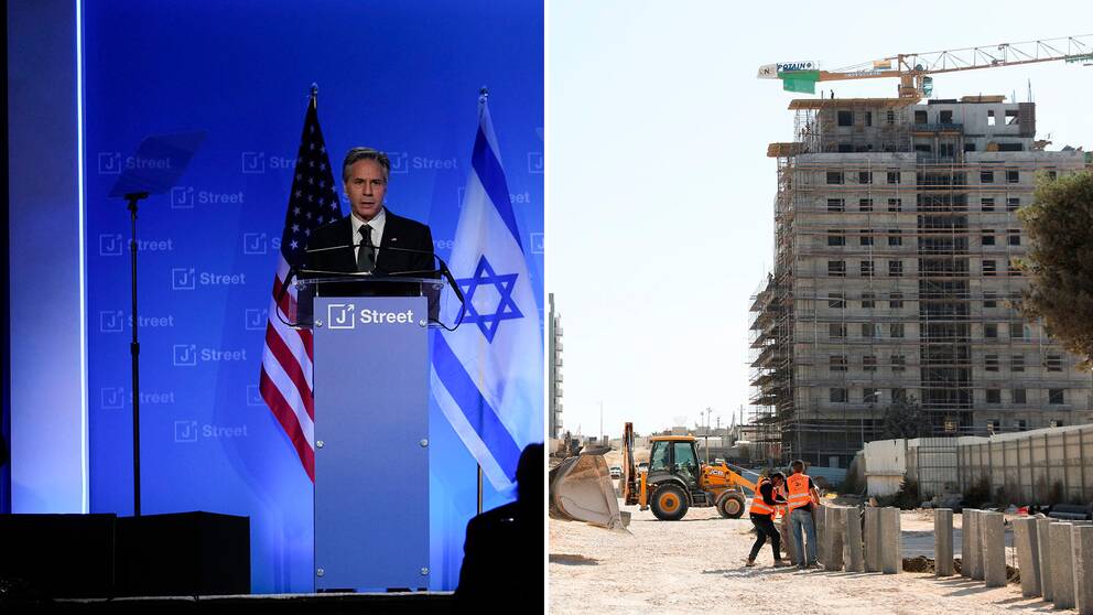 Antony Blinken till vänster ståendes vid ett podium med den amerikanska och den israeliska flaggan bakom sig. Till höger ett flerfamiljshus under uppbyggnad