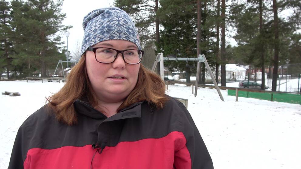 Förskolläraren Diana Dahlberg berättar hur det är att vara ensam förskollärare på tre avdelningar i Änge, Krokoms kommun. På bilden ser man Diana klädd i blåvitmönstrad mössa och rödsvart jacka. Hon har ljusbrunt långt hår och svartbågade glasögon.