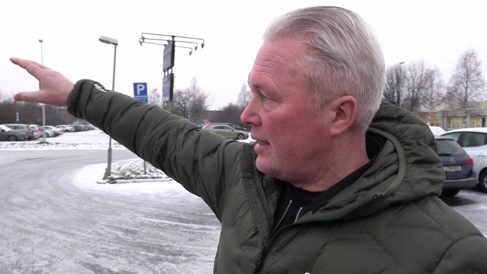 Fredrik Andersson pekar på ett av byggprojekten i Skellefteå som stoppas.