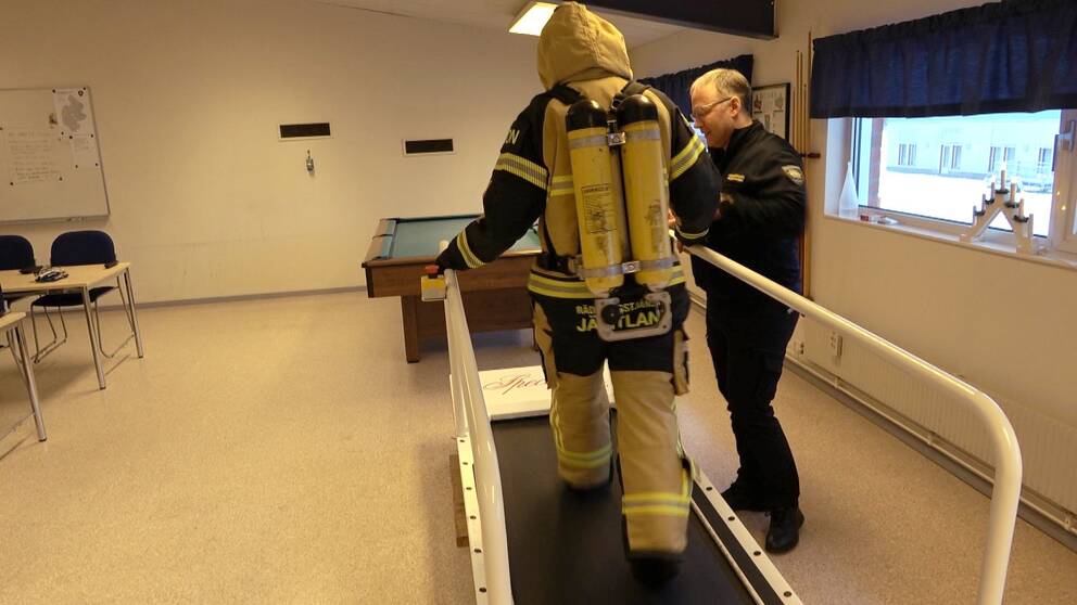 SVT:s reporter Maria Broberg testar brandkläderna på löparbandet, att gå 6 minuter i en uppförsbacke på löparbandet är ett av flera tester som man behöver genomföra för att att bli deltidsbrandman, räddningstjänstpersonal i beredskap. 