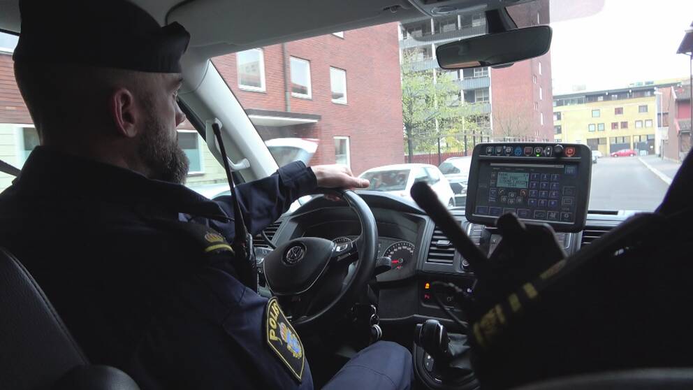 Poliser åker polisbil på Söder i Helsingborg.