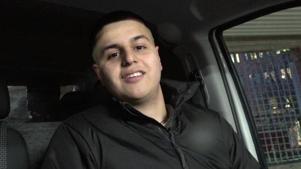 Mohammad Haidari kom som ensamkommande flyktingbarn 2015 och sitter i sin jobbil.