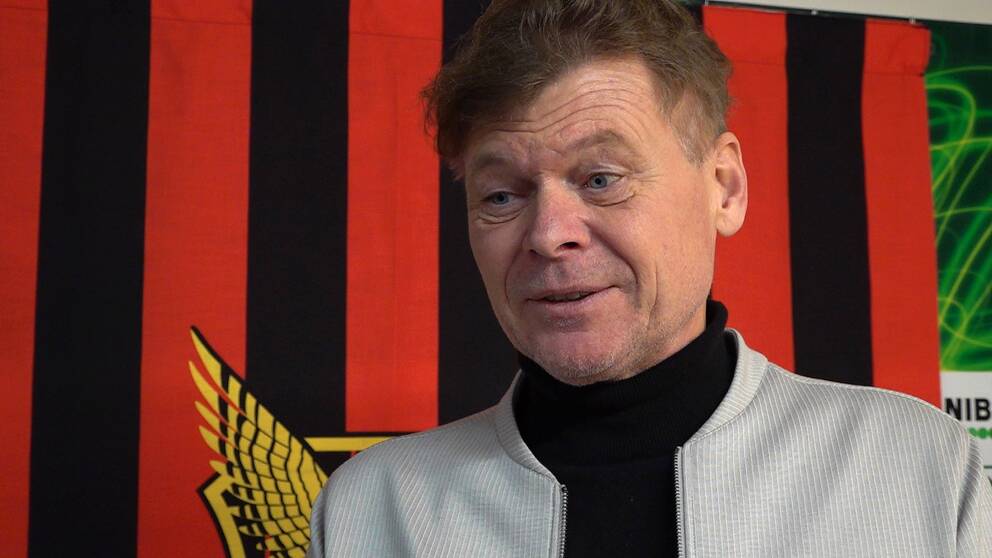 Det var en lättad Tom Pripp som höll pressträff efter elitlicensnämndens beslut. På bilden ser man Tom Pripp, ordförande i ÖFK Elitfotboll. Han står framför en vepa som är svart och rödrandig med ÖFK:s klubbmärke på.