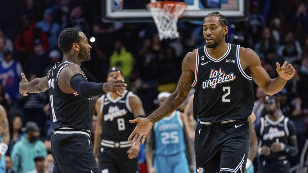 Los Angeles Clippers-guarden John Wall (vänster) och forwarden Kawhi Leonard (höger) jublar under matchen mot Charlotte Hornets i NBA.