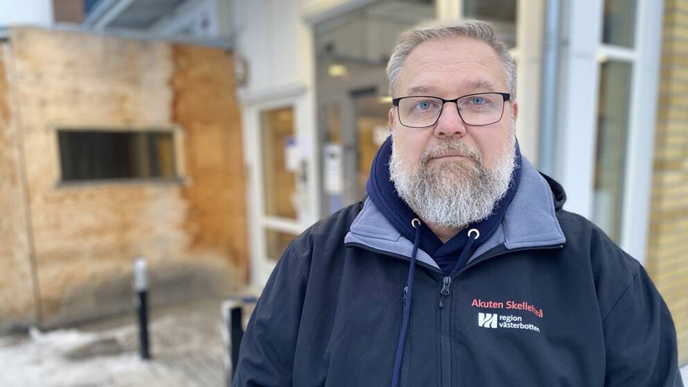 En man med sammanbiten min tittar rakt in i kameran.