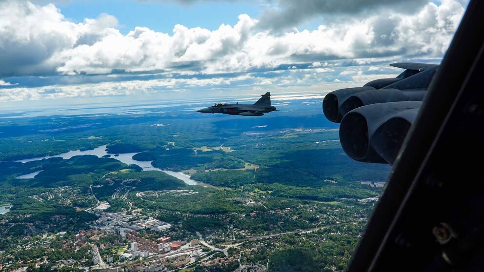 Svenskt Jas 39 Gripen stridsflygplan eskorterar amerikanskt B-52H Stratofortress bombflygplan då det gör en överflygning på låg höjd över Stockholm. 