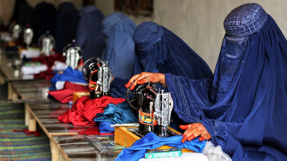 På bilden kvinnliga arbetare som bär burka som syr i en fabrik i Jalalabad, Afghanistan, 1 december.