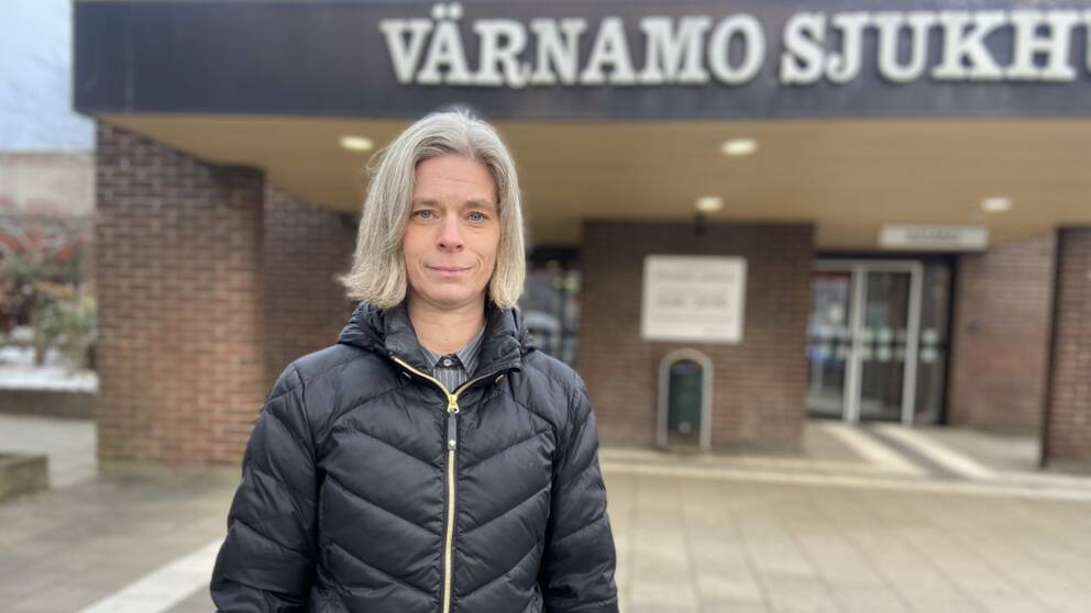 Marita Holm Löv står framför Värnamo sjukhus och tittar in i kameran.