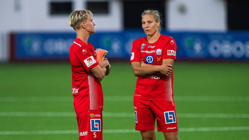 Samtliga damspelare i svensk elitfotboll står just nu utan kollektivavtal. Här Nilla Fischer och Lisa Hurtig, Linköping.