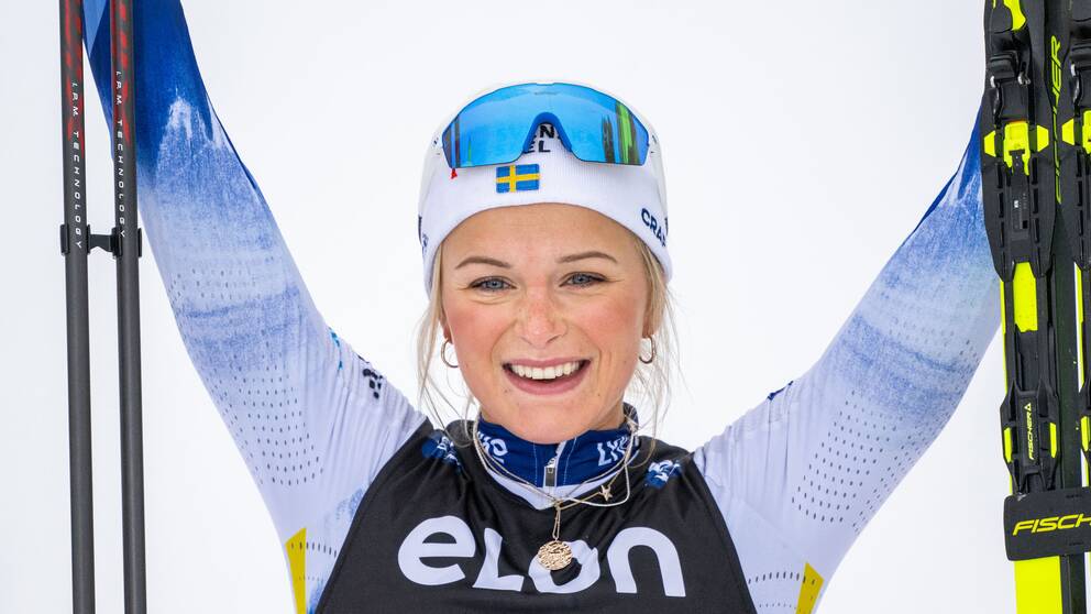Frida Karlsson jublar efter världscupen i Lillehammer i söndags.