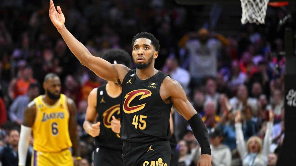 Clevelands Donovan Mitchell vann matchen i matchen mot LeBron James (deppar i bakgrunden).