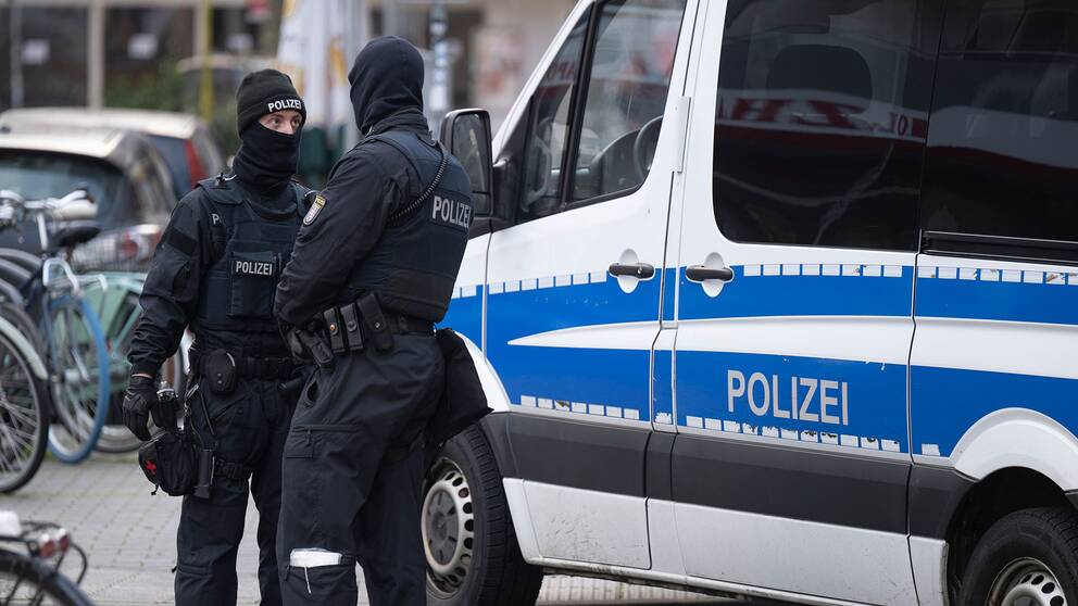 Två av de tusentals poliser som deltog i jätteinsatsen i Tyskland – där minst 25 högerextremister har gripits. 