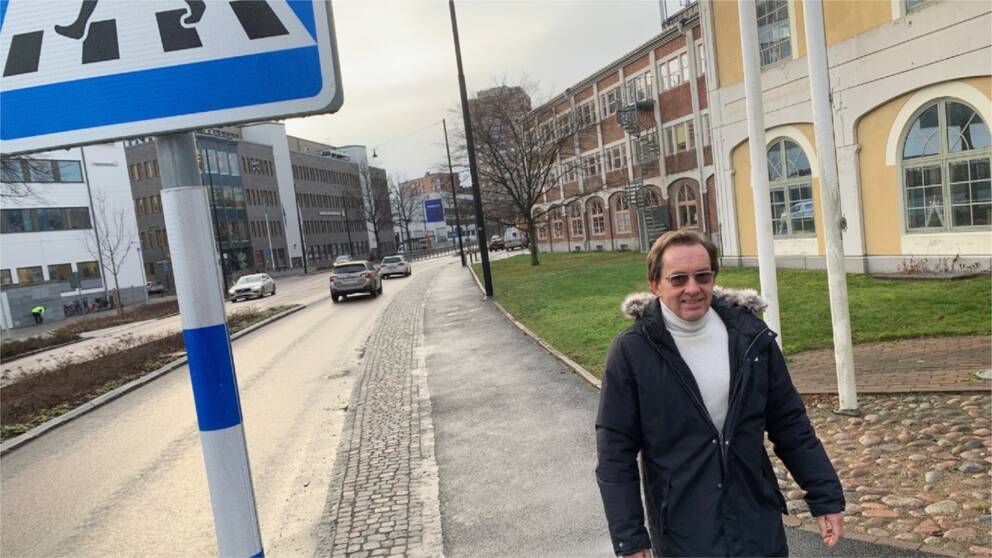 Peter Thörn vid Trafikverket står vi en här går man-skylt.
