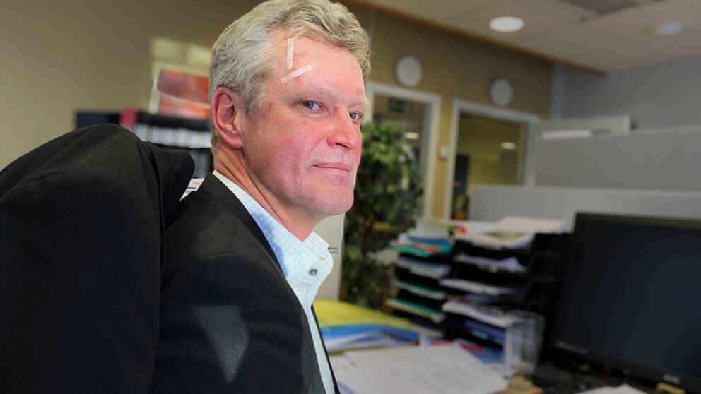 Klas Larsson, förhandlare vid Hyresgästföreningen i Gävleborg, fotograferad inomhus vid ett skrivbord på ett kontor.