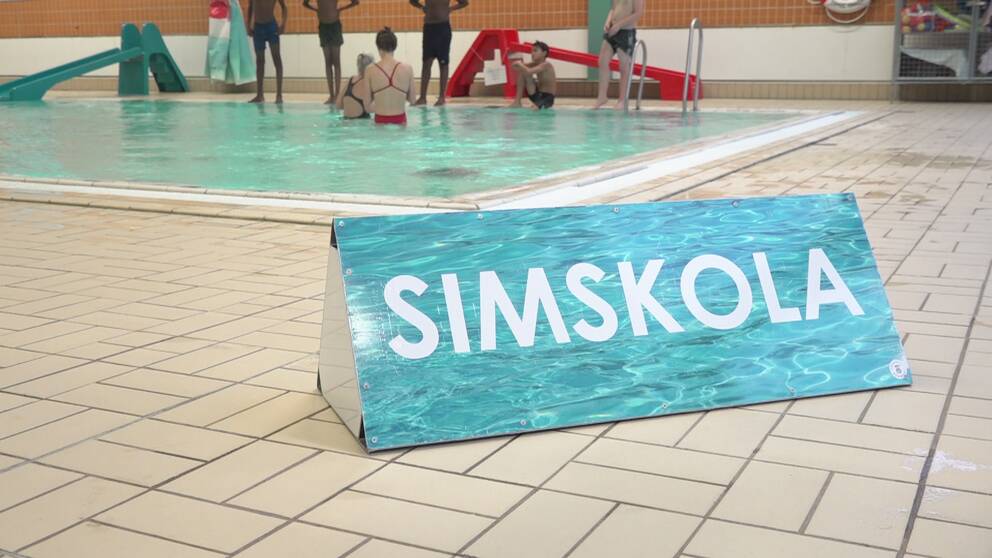 Bild på skylt i simhall där det står simskola. Sju procent av grundskoleleverna inte målet att kunna simma 200 meter visar en ny rapport. Nu ska simskola i Uddevalla lyfta simkunnigheten.