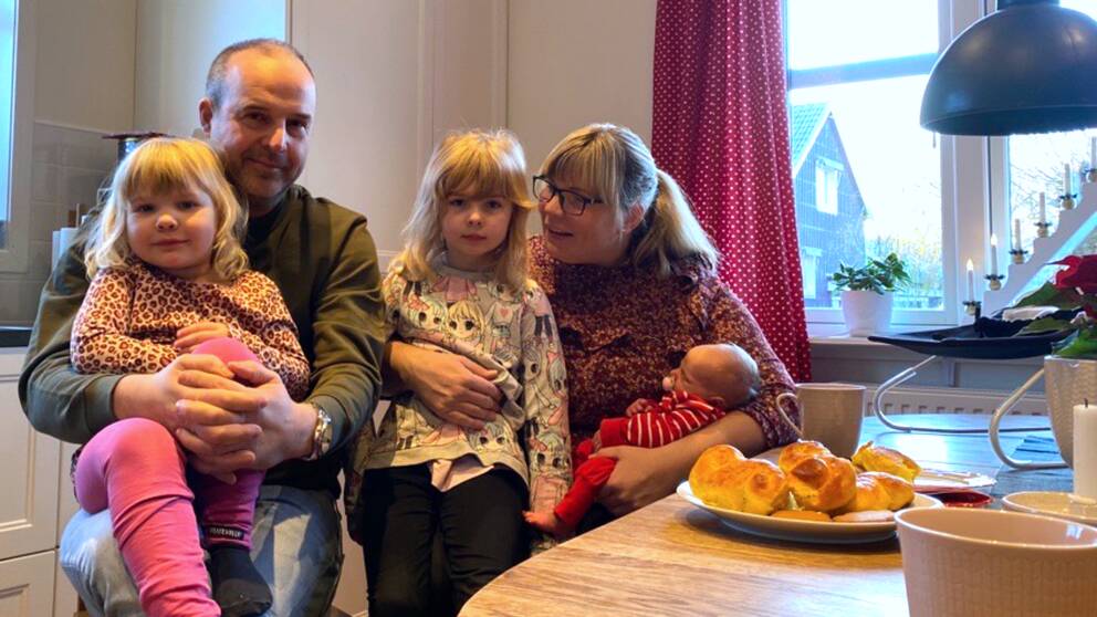 Bild på två vuxna och tre barn som sitter vid ett bord. Personerna på bilden är familjen Andersson i Forshaga som gör allt för att försöka slippa RS-viruset som härjar i Värmland och Sverige nu.