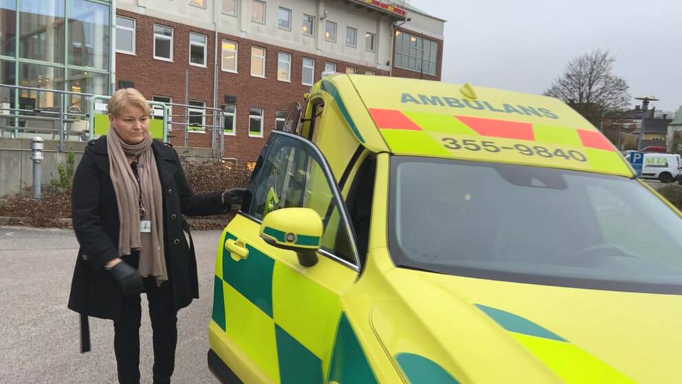 I klippet visar Anna Pohjanen, förvaltningschef på Region Halland, insidan av ambulansen som ska skickas till Ukraina.