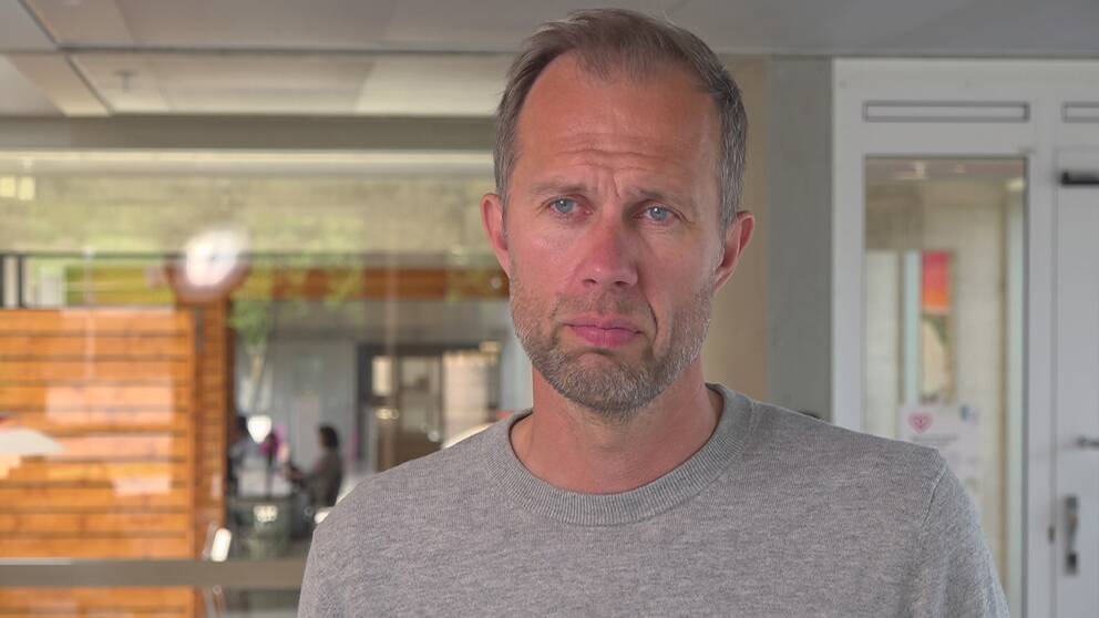 Bild på Mattias Skielta, biträdande smittskyddsläkare i Region Jämtland Härjedalen. Han har kort grått hår och grå skäggstubb. Han är klädd i en grå tröja.