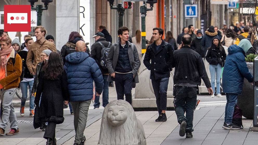 Massor av människor promenerar på shoppingstråket på Drottninggatan i Stockholm.