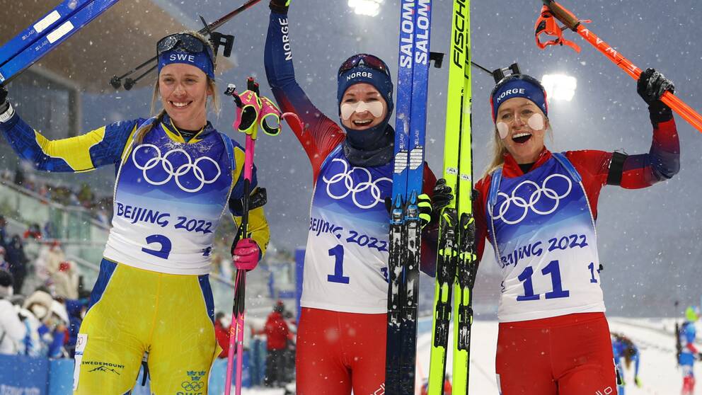 Under OS 2022 delade Elvira Öberg pallen med Marte Olsbu Röiseland och Tiril Eckhoff.