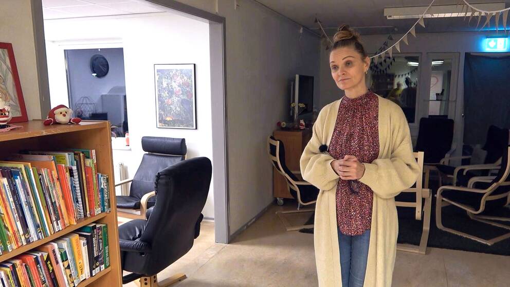 Liv Palm på Röda Korset Malmökretsen står på ett kontor.