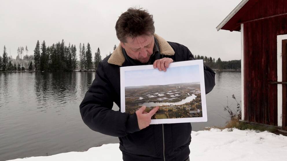 SVT:s reporter visar det planerade fabriksområdet i Alby, Ånge kommun.