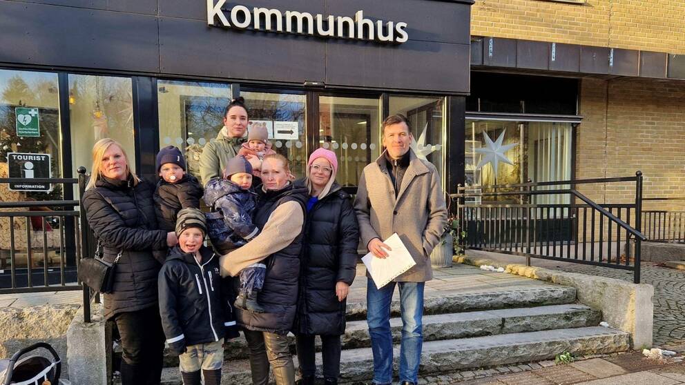 En grupp föräldrar från Långaryd står utanför kommunhuset, de har precis överlämnat listan med 501 underskrifter till kommunstyrelsens ordförande Ronny Löfquist (S).