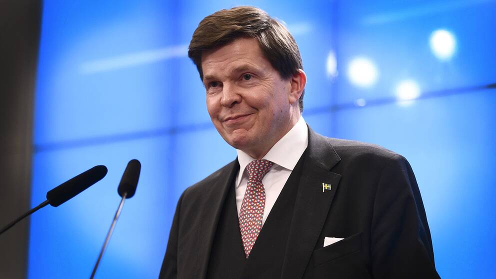 Bild på riksdagens talman Andreas Norlén, han ler.