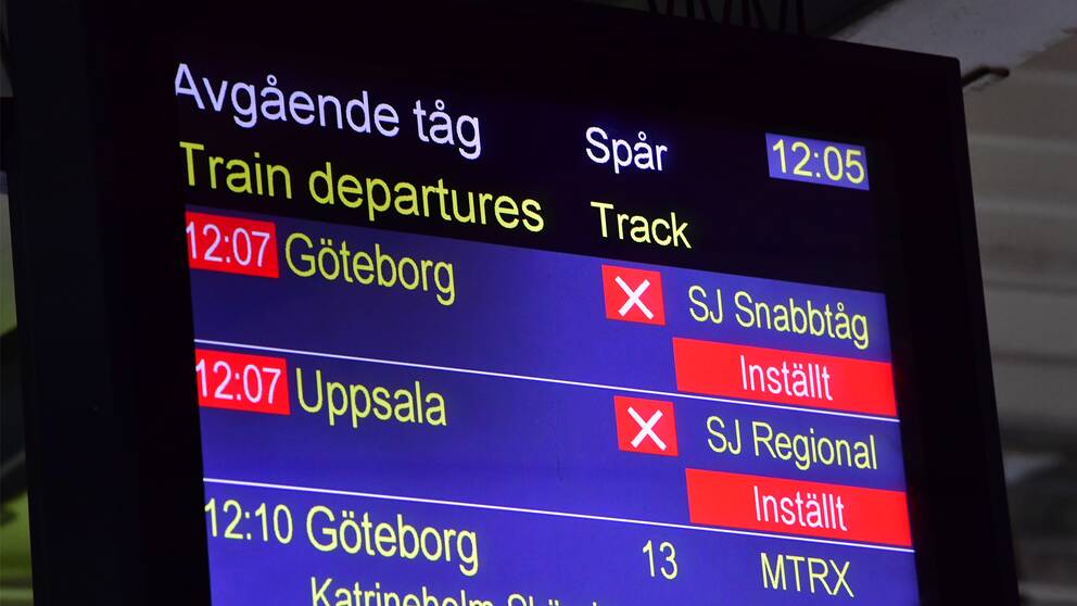 En tavla som visar inställda tågavgångar.
